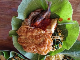 Sedapnya Nasi Jagung Daun Jati di Pelosok Lamongan, Porsinya Brutal Lur!