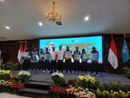 Wujud Apresiasi, Peraih Medali Porprov Jatim Asal Lamongan Dihadiahi Bonus Uang Tunai