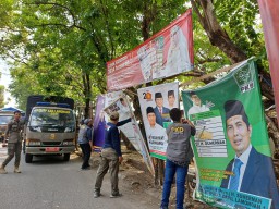 Langgar Aturan, Bawaslu Lamongan Copot Ribuan APK Liar
