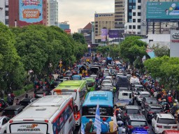 Foto: KBS hingga Jalan Basuki Rahmat Surabaya Lumpuh Total karena Demo Buruh