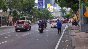 Sampah Berserakan di Jalan Basuki Rahmat Surabaya, Imbas Demo Buruh