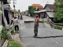 DPU Bina Marga Lamongan Diminta Sigap Bangun Jembatan Tiwet yang Ambruk