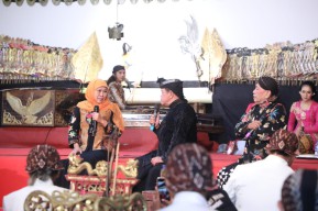 Nonton Wayang Kulit di Alun-alun Ponorogo, Khofifah Sampaikan Pesan Moral
