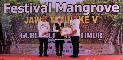 Aktif Lestarikan Mangrove, Pelindo Regional 3 Terima Penghargaan dari Gubernur Jatim