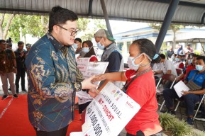 Mas Dhito Salurkan BLT Dana Bagi Hasil Cukai Tembakau untuk 12.449 Buruh Pabrik Rokok