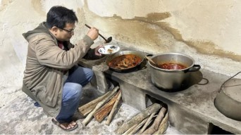 Warung Omahe Dewe Kediri Sajikan Kuliner Pedesaan, Prasmanan Langsung Ambil di Dapur