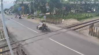 Pemotor di Kediri Terobos Palang Perlintasan KA, Netizen: Nek Keterak Jare Dalane Angker