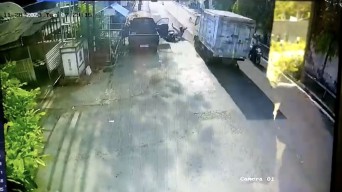 Tabrak Pintu Mobil yang Dibuka Mendadak, Pemotor di Kediri Tewas Diseruduk Truk