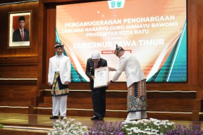 Pemkot Batu Beri Penghargaan Hakaryo Guno Mamayu Bawono pada Gubernur Khofifah