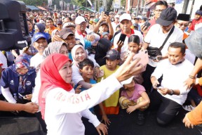 Warga Jember Antusias Ramaikan Jalan Sehat HUT Pemprov Jatim ke-78 Bareng Gubernur Khofifah