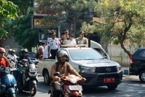 Naik Mobil Bak Terbuka Keliling Kota, Gus Ipul Woro-Woro Penertiban Parkir dan PKL