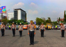 Polisi Hentikan Pengguna Jalan, Pasang Pal Batas, Hujan Lebat
