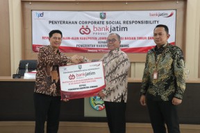 Bank Jatim Serahkan CSR untuk Revitalisasi Alun-Alun Jombang