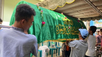 Isak Tangis Warga Surabaya Iringi Pemakaman Korban Tabrakan KA di Lumajang