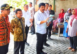 Menteri ATR BPN Serahkan 50 Sertifikat Tanah Korban Lumpur Sidoarjo, Buah Perjuangan Selama 15 Tahun