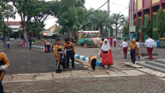 Ratusan Siswa Punguti Sampah di Halaman Stadion Gelora Bangkalan