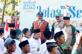 Jalan Sehat Sarungan, Gus Ipul Berharap Warga Bantu Jadikan Kota Pasuruan Bersih dan Tertib