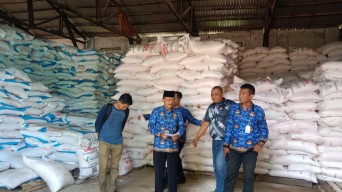 Pemkab Bangkalan Sidak Gudang Pupuk Subsidi, Pastikan Stok Cukup di Akhir Tahun
