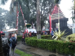 Rintik Hujan Iringi Pemakaman Mantan Wali Kota Batu Eddy Rumpoko