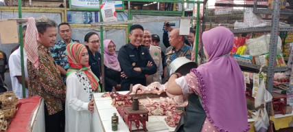 Pj Wali Kota Malang Tinjau Pasar Bunulrejo, Harga Gula Tak Terkendali