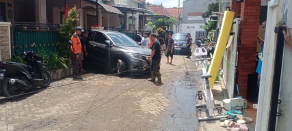 Aksi Dramatis Warga di Kota Malang Evakuasi Bayi 1,5 Bulan dan Seorang Lansia Saat Banjir