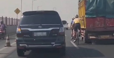 Viral, Pesepeda Masuk Jalur Mobil di Suramadu Bangkalan
