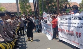 Ratusan Warga Camplong Geruduk Mapolres Sampang, Ini Pemicunya