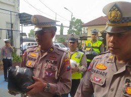 Peduli Palestina, Polres Bangkalan Kumpulkan Ratusan Paket Baju
