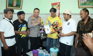 Kapolres bersama Pentolan Suporter Jenguk Korban Luka Bentrokan di Gresik