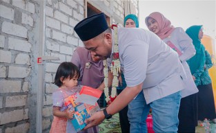 Wujudkan Gresik Bebas Stunting, Bupati dan Ketua TP PKK Berikan Makanan Tambahan
