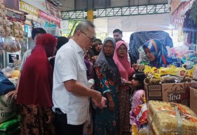 Sidak di Pasar Gresik, Mendag Zulhas Optimistis Harga Sembako Stabil saat Nataru