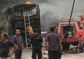 Bus Karina Ludes Terbakar di Perempatan Jokotole Pamekasan