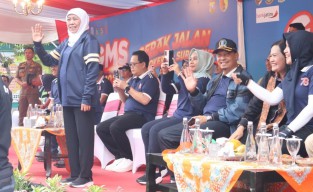 Lepas Peserta Gerak Jalan, Gubernur Jatim Khofifah: Mojokerto Episentrum Majapahit
