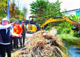 Gubernur Khofifah Pimpin Bersih-bersih Sungai Avour di Sidoarjo