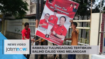 Video: Bawaslu Tulungagung Tertibkan Baliho Caleg yang Melanggar