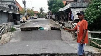 Jembatan Tiwet Ambruk, Aktivitas Warga 2 Kecamatan di Lamongan Terganggu