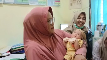Kondisi Bayi Cantik Ditemukan di Musala Tuban, Kini Dirawat Warga