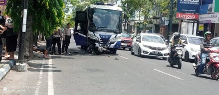 Bus Satlantas Polres Tulungagung Tabrak Pemotor Yamaha Mio