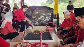 Megawati Ajak Ganjar dan Mahfud MD Nyekar ke Makam Bung Karno Blitar
