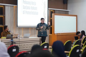 Pembekalan Calon Wisudawan, Bupati Kediri Tekankan Pentingnya Integritas dalam Pemerintahan