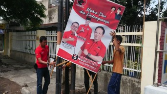Bawaslu dan Satpol PP Tulungagung Tertibkan Baliho Caleg yang Curi Start Kampanye