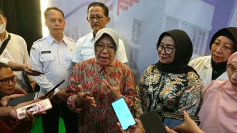 Mensos Tri Rismaharini Tinjau Bakti Sosial Operasi Katarak di RSUD dr Iskak Tulungagung