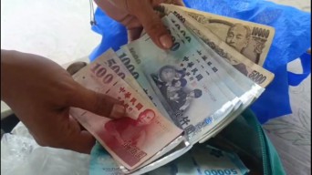 Diduga Mencuri di Surabaya Ditangkap saat Turun Bus Trenggalek, Barang Buktinya Uang Dolar