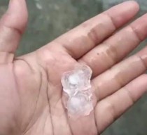 Lamongan Diguyur Hujan Es Seukuran Batu Kerikil