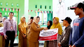 667 Warga Lumajang Terima BLT DBHCHT, Pj Bupati: Semoga Dapat Kurangi Angka Kemiskinan Ekstrem
