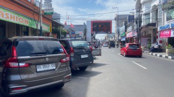 Mobil Dilarang Parkir, Mahfud MD Komentari Pengungsi Rohingya, Sertifikat Dibagikan Jokowi