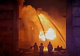 Belasan Kendaraan Hangus Terbakar di Gudang Tiner Kalianak Surabaya