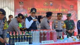 Jelang Nataru, Polres Lamongan Musnahkan 2500 Liter Miras dan Ratusan Knalpot Brong