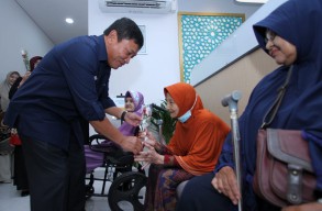 Nasabah Lansia BSI Gresik Dapat Kejutan Mawar Merah di Hari Disabilitas Internasional