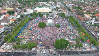 Lautan Manusia Padati Alun-Alun Ponorogo, Ini Pujian Gus Iqdam